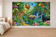 Safari aquarelle, motif 12 : jungle tropicale très colorée, léopard, panthère noire, éléphant, orang-outan, aras, toucan, lémurien, cascade et arc-en-ciel, posé en papier peint dans une chambre d’enfant lumineuse avec lit bas et linge clair.