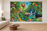 Safari aquarelle, motif 12 : jungle tropicale très colorée, léopard, panthère noire, éléphant, orang-outan, aras, toucan, lémurien, cascade et arc-en-ciel, posé en papier peint dans un salon familial lumineux avec canapé en lin clair.