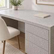 Trame naturelle — gris clair, mise en situation sur bureau